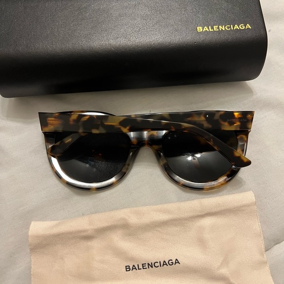 Authentic Balenciaga sunglasses. Tortoiseshell can you show - Picture 3 of 3